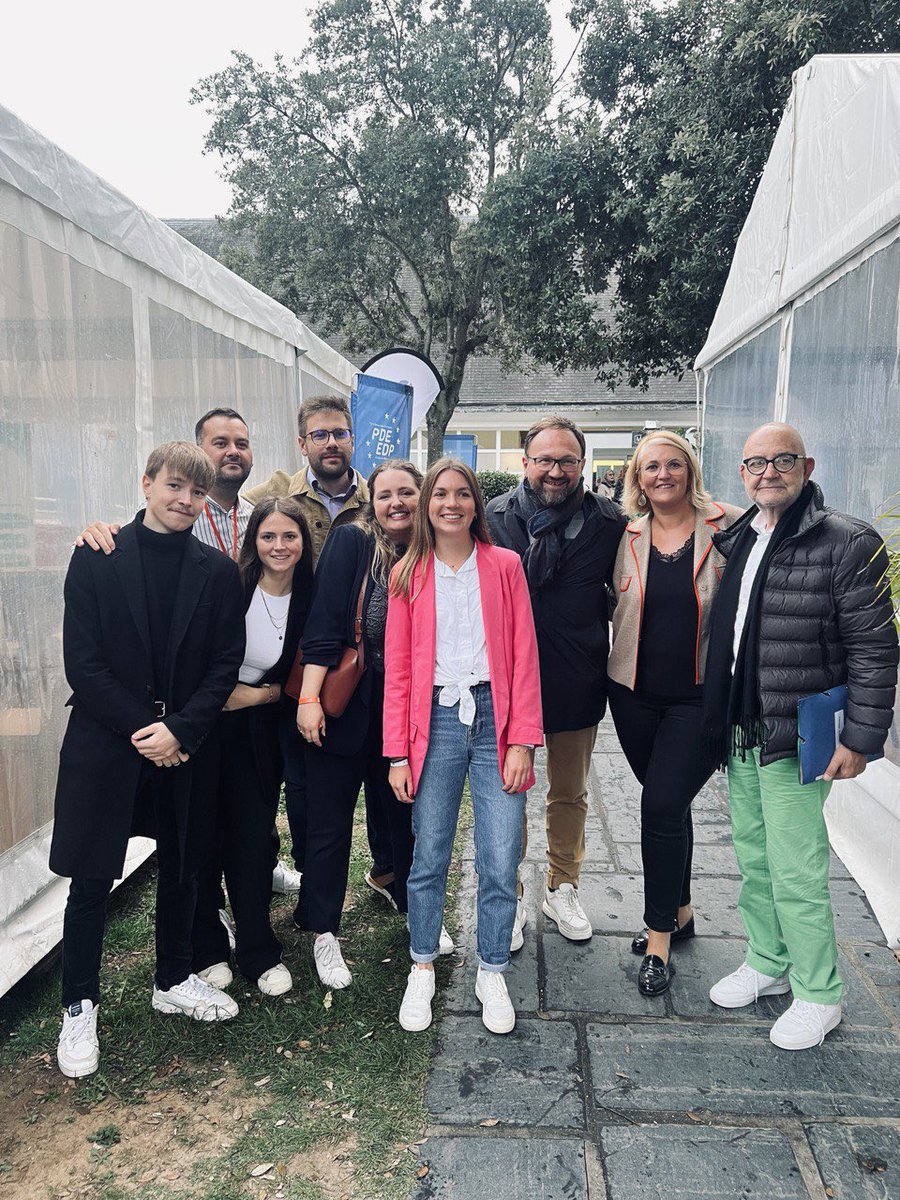 Fière d’avoir été élue Présidente des <a href="/JDemBZH/">JDem de Bretagne</a> hier soir. Je continuerai le travail effectué par <a href="/AntoninBouchez/">Antonin Bouchez</a> et les précédents présidents pour porter les valeurs européennes, humanistes et démocrates du <a href="/MoDem/">MoDem</a> 🧡<a href="/MariePierreV/">Marie-Pierre Vedrenne</a> <a href="/J_Democrates/">Jeunes Démocrates</a>