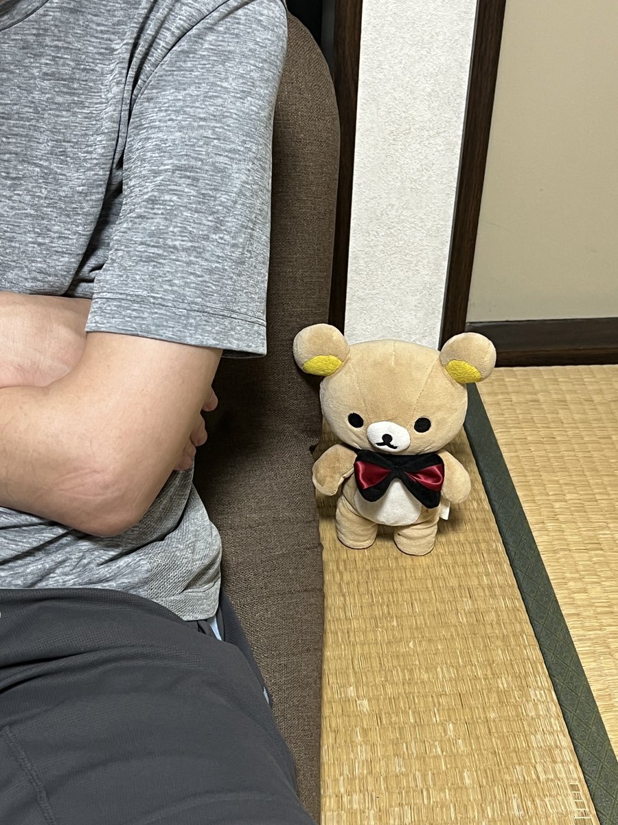 ビールと落書きと旦那with リラックマ。旦那に「クマと仲いいね」と言ったら「クマ参謀」と返ってきた。因みにクマは地球温暖化対策を練ってるらしい 