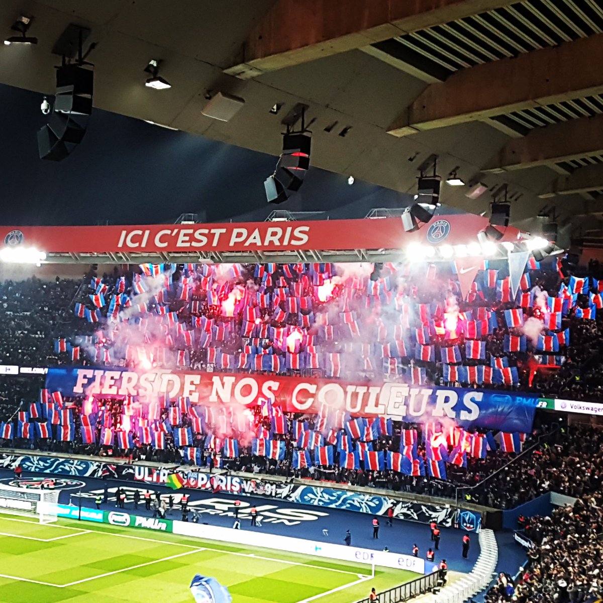 NavetBenjamin's tweet photo. Fiers de nos couleurs.
#VirageAuteuil
#PSG – OM (3-0), 28/02/2018, Parc des Princes (Coupe de France)

Crédit 📸: collection personnelle @NavetBenjamin 

@Co_Ultras_Paris @CupSolidarite #ParisSaintGermain #TeamPSG #CollectifUltrasParis #UltrasParis #BBRBB https://t.co/cHF8zUMomy