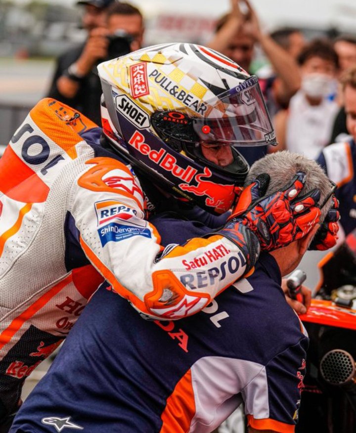 hipersephone's tweet photo. POOOOOOLLLLLLEEE!!! 👏
FINALLY AFTER 1071 DAYS LATER HE GET POLE POSITION AGAIN SINCE #JapaneseGP
2019. THANKS, MOTEGI. SO PROUD OF YOU, BABY. TRY YOUR BEST FOR TOMORROW, ILYSM♡.
#MM93
#marcmarquez
#MotoGP
#MarcIsBack
#AllwithMarc
#ComebackStronger93
#STRON93R https://t.co/FkHRQMMoM3