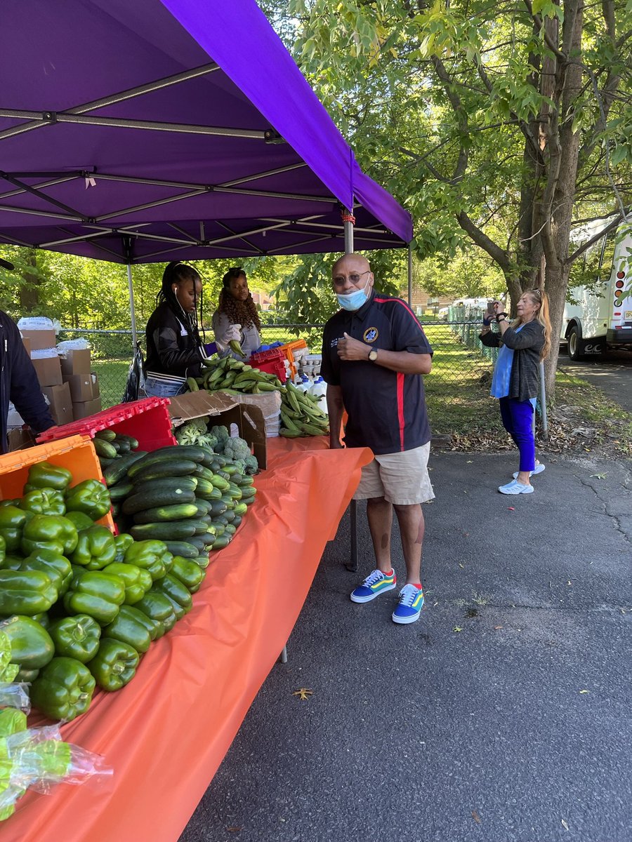 IngridFloyd1's tweet photo. We had a great fresh produce market at our Plainfield site yesterday. 100 households received produce feeding over 300 people. Thank you City Councilman Barry Goode for always supporting our community and our work! #pantry #food #produce #Plainfield #barrygoode @irishouseinc https://t.co/sdiJ0adG9y