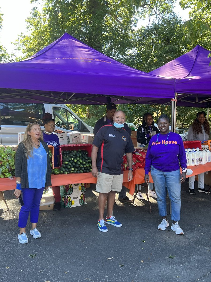 IngridFloyd1's tweet photo. We had a great fresh produce market at our Plainfield site yesterday. 100 households received produce feeding over 300 people. Thank you City Councilman Barry Goode for always supporting our community and our work! #pantry #food #produce #Plainfield #barrygoode @irishouseinc https://t.co/sdiJ0adG9y