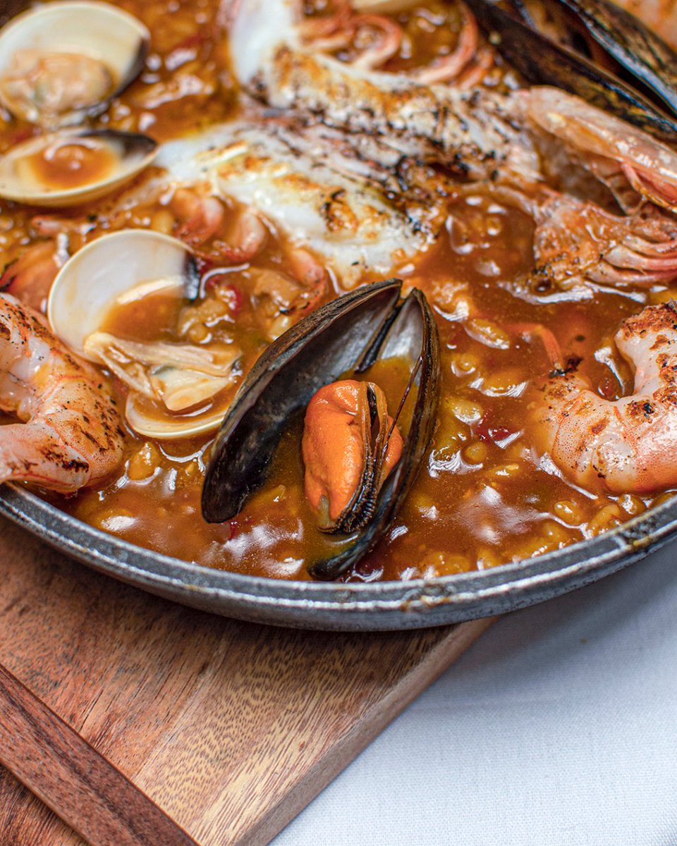 De la identidad compartida por #zerulomas y #zerusanangel: Arroz meloso de mariscos. #zeruescasa
-
#restaurantescdmx #cdmxfood #comidaespañola #restaurantesmexico #cocinaespañola #gastromexico #mexicofood #fogon #asadorvasco #arroz #arroces #paella