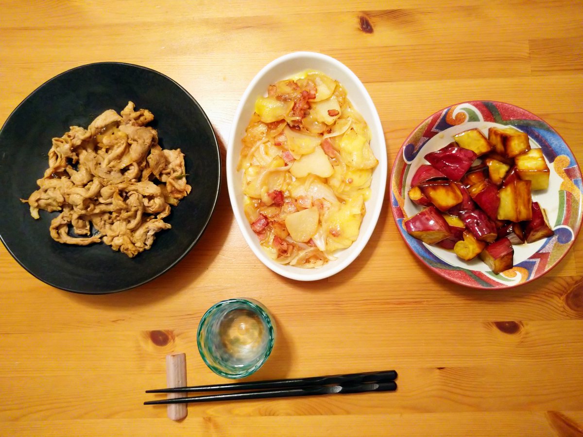 今日の夕飯💕豚肉の生姜焼き🔥ジャーマンポテト🍟それから、同じポテトでも、大学いも🤣いただきま～す💕🤣呑まれる方はかんぱーい🍻