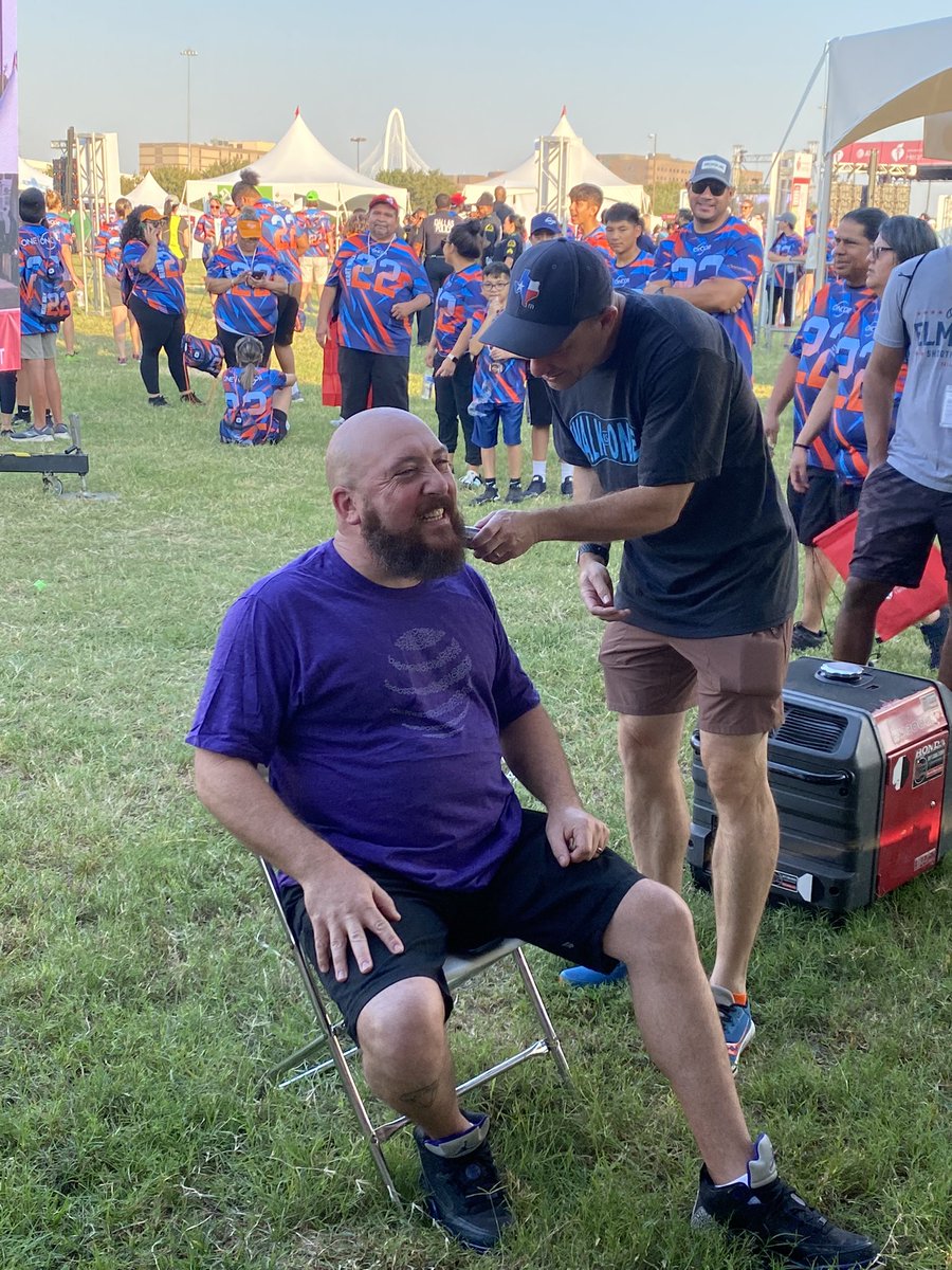 Dannyboy0817's tweet image. All 💜 on this beautiful Dallas morning! Enjoyed spending time with these big hearted leaders! #LifeAtATT #HeartAndSole #ByeByeBeard #EastMeetsWest #PhotoBombed @JenVanBus @_Shelley_G @Deanna_APR @ERBizSales @HardmonWilliams @TheStevenEiger