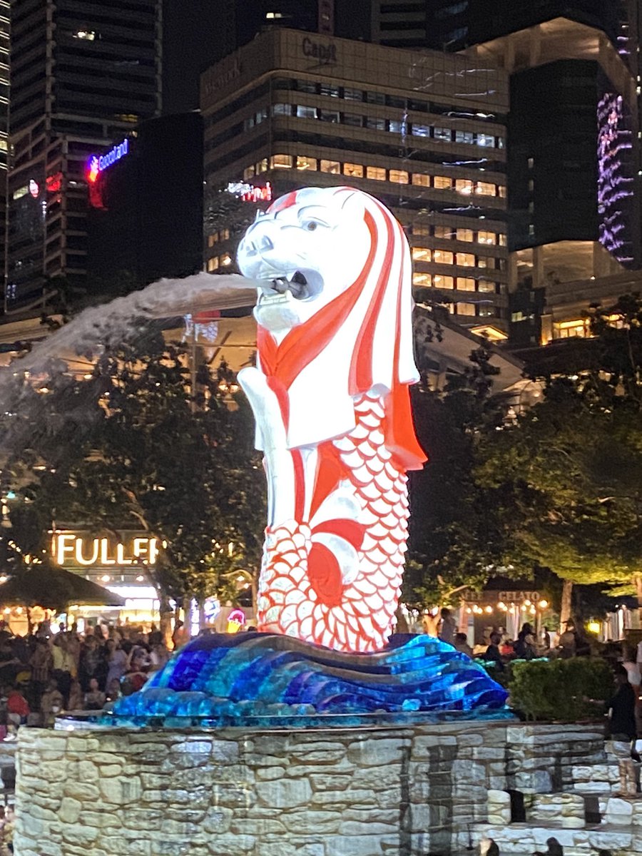millionmile_co's tweet photo. おはようございます。【50歳おめでとう!】シンガポールで愛されている国家的アイコンのマーライオン。誕生日を記念して、ライトアップ。これからも最前列でアジアの金融ハブ シンガポールを見守っていってほしい。 #Merlion50 #visitsingapore #マーライオン50 #シンガポール投資 #ヘッジファンド https://t.co/4pcWc3A2X3