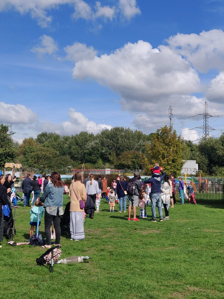 KG_womanarch's tweet photo. Great morning organised by @GarfieldWandle this morning.

It had something for everyone! Nature walk, Litter Picking, Bubble show &amp; Bird mask decorating.

It was also good hearing what the neighbours would like to see done in the multi-use games area.

#Wandle #Merton https://t.co/BpWjtwkRqC