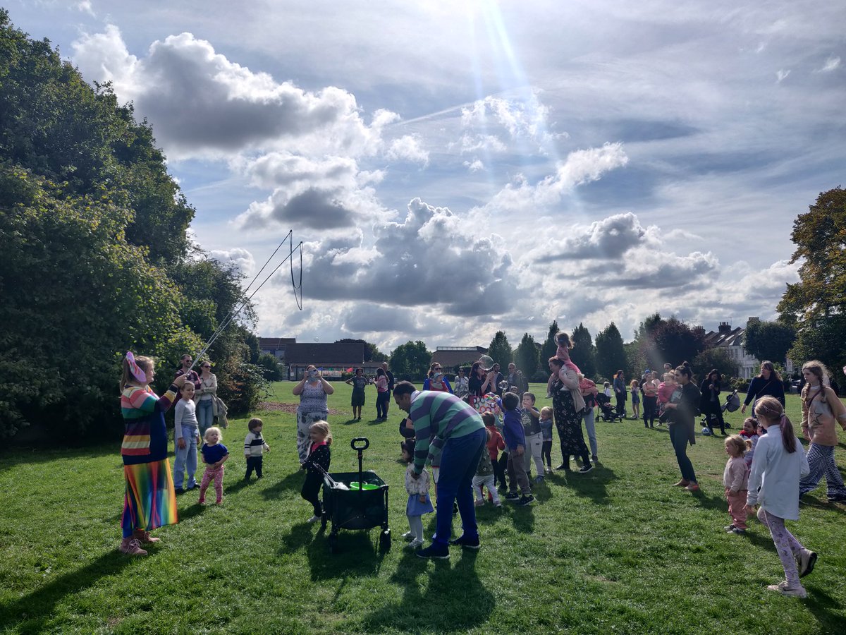 KG_womanarch's tweet photo. Great morning organised by @GarfieldWandle this morning.

It had something for everyone! Nature walk, Litter Picking, Bubble show &amp; Bird mask decorating.

It was also good hearing what the neighbours would like to see done in the multi-use games area.

#Wandle #Merton https://t.co/BpWjtwkRqC