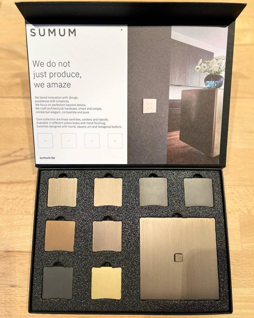 systems_sb's tweet photo. Orgoglioso di presentarvi il nuovo cofanetto per la presentazione delle molteplici finiture e combinazioni che possono essere sviluppate ๐๐๐ #interiordetails #minimalistic #sumum #semplicity #architecture #architecturaldesign #minimalismo #integratedโฆ https://t.co/8DOH2t5TBl https://t.co/xs9HH33YJI
