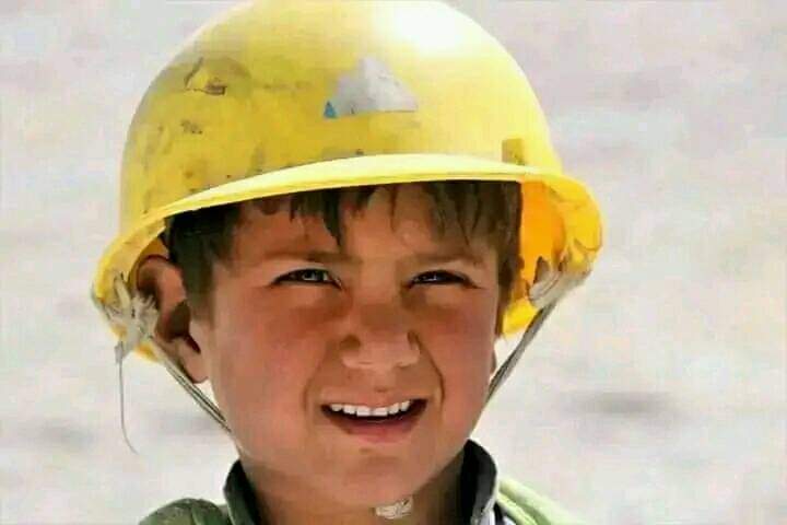 د غزني قره باغ کی يو ګلالی ماشوم په خپلو ګلاليو
لاسونو ويجاړ شوي سرک جوړوي ⛑️🦺

قربان دي له احساس نشم💝