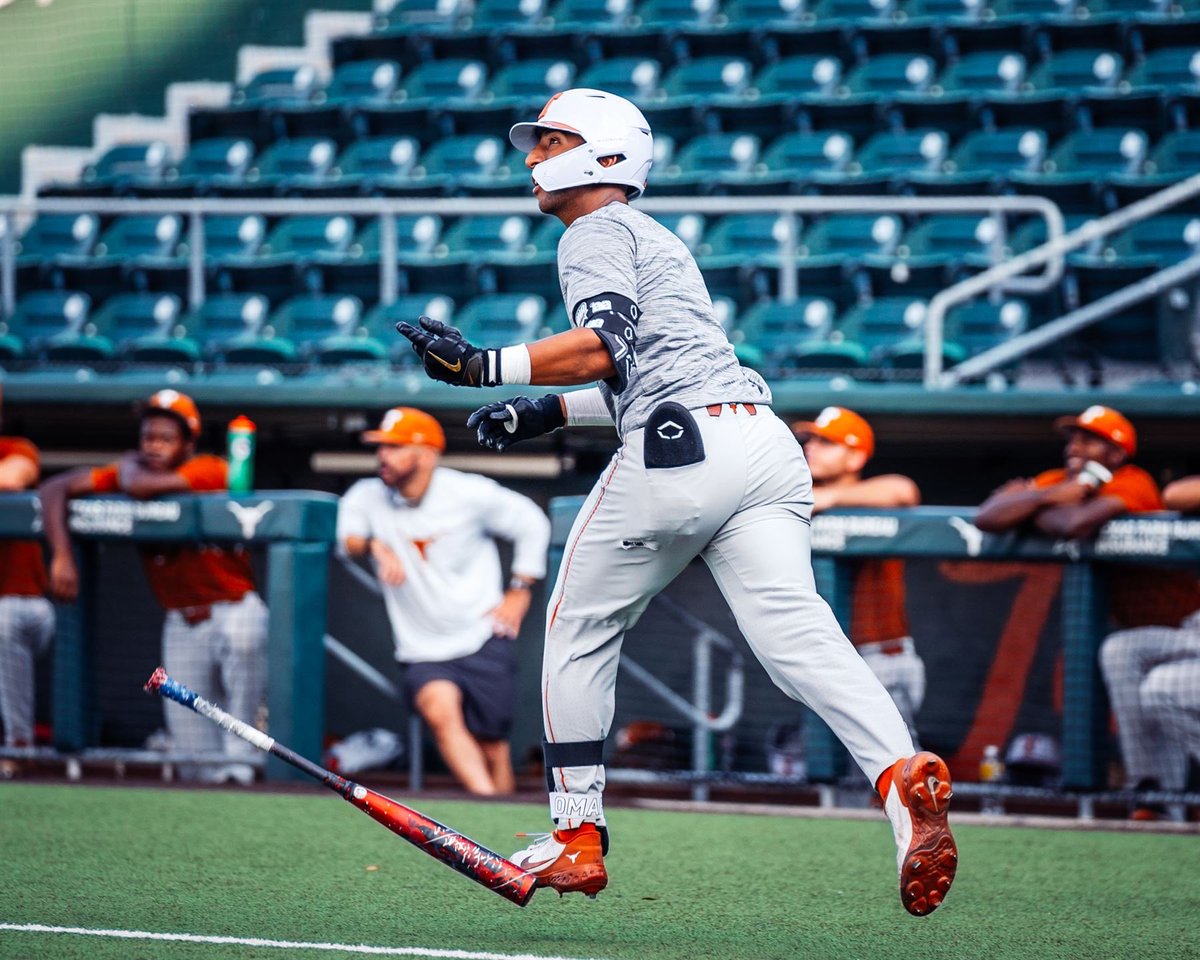 TexasBaseball's tweet photo. We still hit dingers. https://t.co/FcoEYOSRni