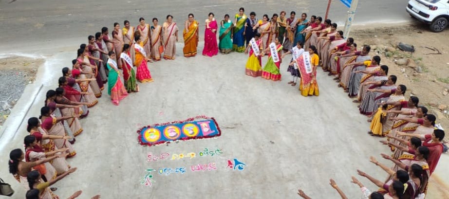 H_Bindu23's tweet photo. Khammam(R) project conducted #PoshanMaah2022 Celebrations. DWO smt.Sandhya Rani madam has attended the celebrations of CBEs,1000days awareness program and Poshan Mela.CDPO,
Local leaders,AWTs,Beneficiaries and ICDS staff were participated.@Collector_KMM @MinistryWCD @MinistryWCD https://t.co/bXYtaC4tQn