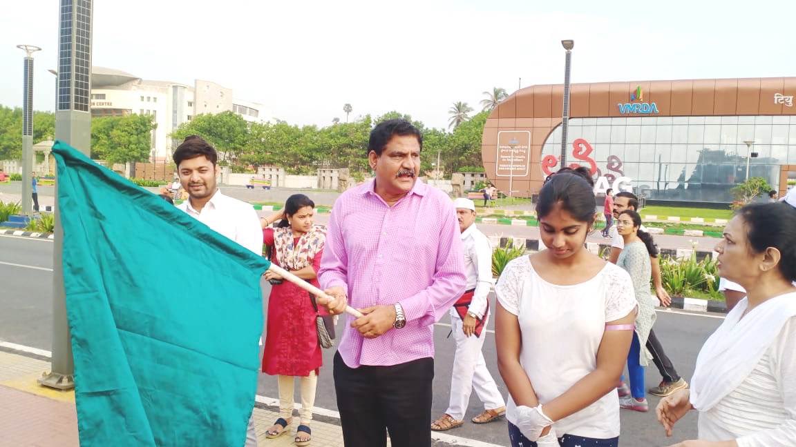 GVMC_VISAKHA's tweet photo. Students of “Aviation Institute of Advanced Technology (AIAD)” conducted the Beach Cleanup program at R K Beach. CMOH, GVMC Dr KSLG Sastry participated.

#VizagSaysNotoPlastic
#SwachSagarSurakshitSagar
#swachhsagarsuraksitsagar https://t.co/Ue9gcMS9NY