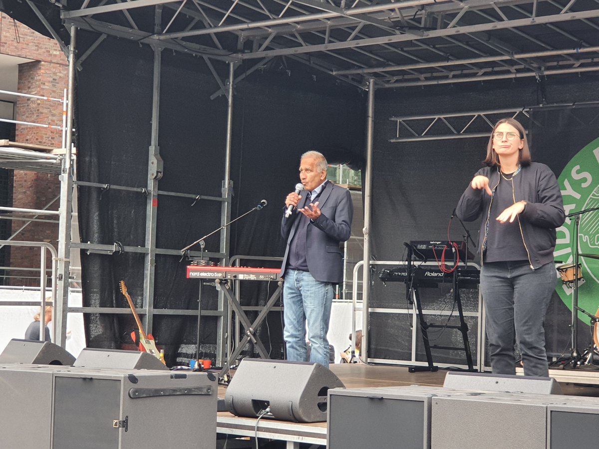 Infomaschine's tweet photo. Fotos von der #FridaysForFuture Demo in #Hamburg. Abschlusskundgebung u.a. mit dem Klimaforscher Mojib Latif. @fff_hamburg #FFFSep23 https://t.co/BufpnTl3hf