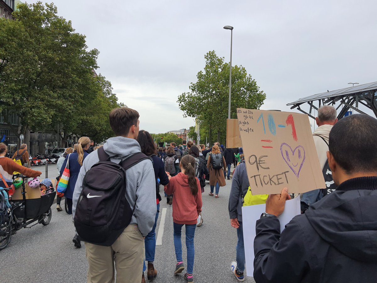 Infomaschine's tweet photo. Fotos von der #FridaysForFuture Demo in #Hamburg. Abschlusskundgebung u.a. mit dem Klimaforscher Mojib Latif. @fff_hamburg #FFFSep23 https://t.co/BufpnTl3hf