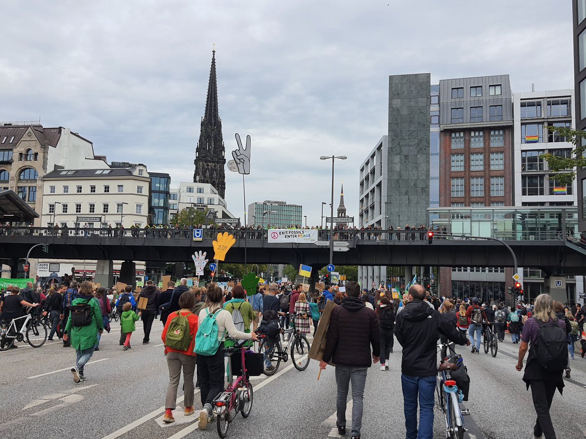 Infomaschine's tweet photo. Fotos von der #FridaysForFuture Demo in #Hamburg. Abschlusskundgebung u.a. mit dem Klimaforscher Mojib Latif. @fff_hamburg #FFFSep23 https://t.co/BufpnTl3hf