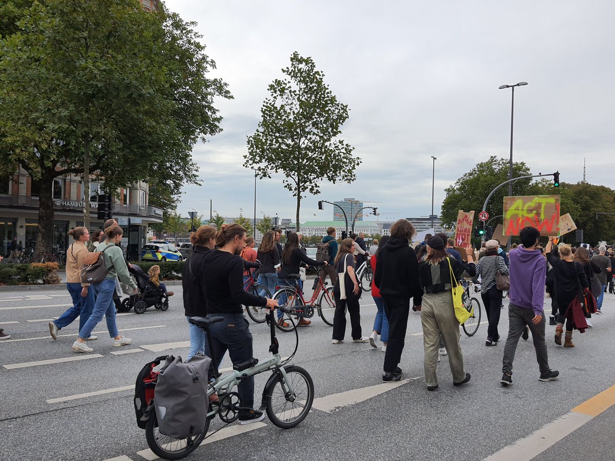 Infomaschine's tweet photo. Fotos von der #FridaysForFuture Demo in #Hamburg. Abschlusskundgebung u.a. mit dem Klimaforscher Mojib Latif. @fff_hamburg #FFFSep23 https://t.co/BufpnTl3hf