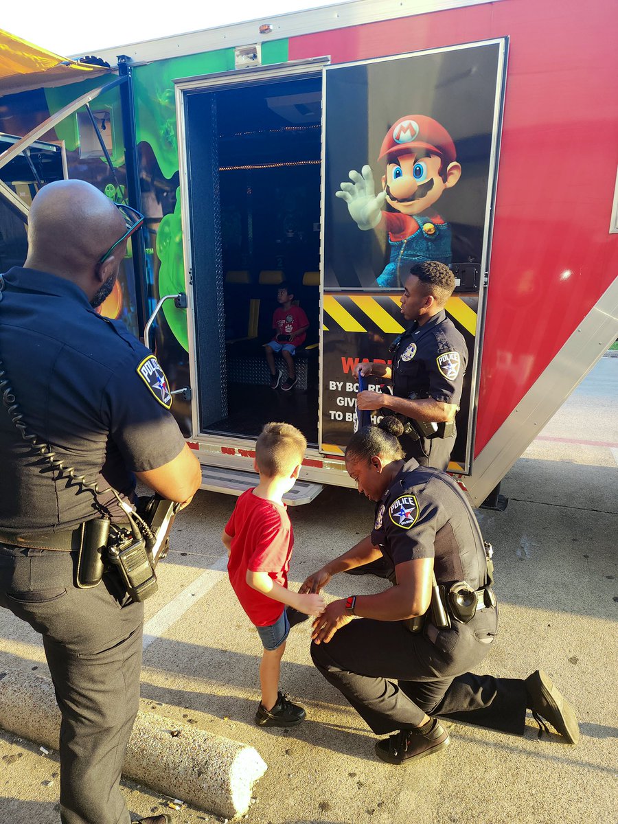IPDACSteele's tweet photo. Thanks to @MarqBlendz shop and @OneCommunityUSA for hosting a great @IrvingPD @ShopTalk block party event last night! https://t.co/CYUf0Mbw7h
