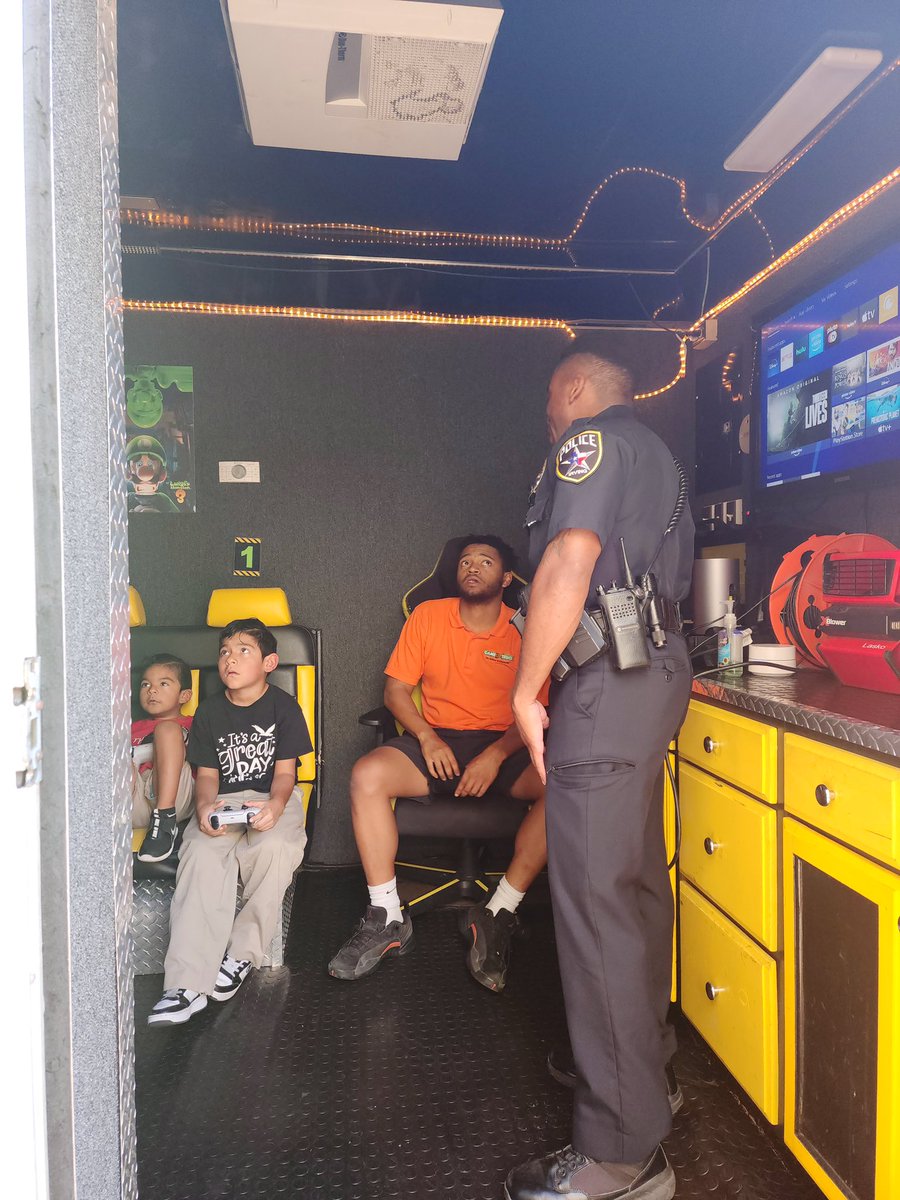 IPDACSteele's tweet photo. Thanks to @MarqBlendz shop and @OneCommunityUSA for hosting a great @IrvingPD @ShopTalk block party event last night! https://t.co/CYUf0Mbw7h