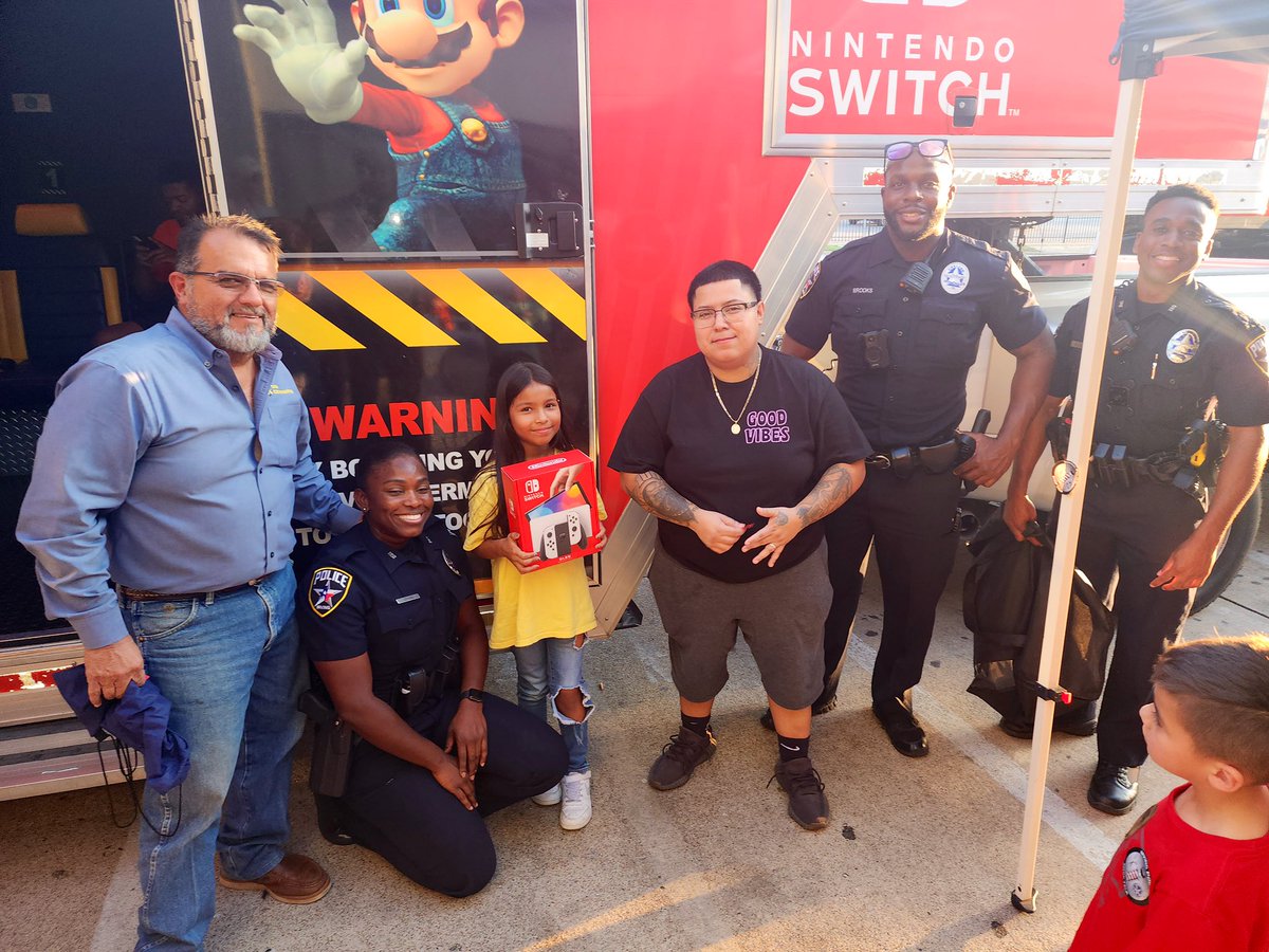 IPDACSteele's tweet photo. Thanks to @MarqBlendz shop and @OneCommunityUSA for hosting a great @IrvingPD @ShopTalk block party event last night! https://t.co/CYUf0Mbw7h