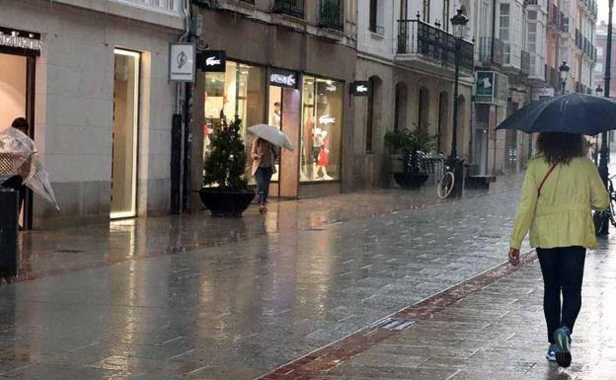 TeamNicolBolas's tweet photo. Hmmm... Ha llegado una tormenta perfecta...😓⛈️

Tocará jugar un lolete mientras esperamos a que deje de llover 😎 https://t.co/MuBltJlC8d