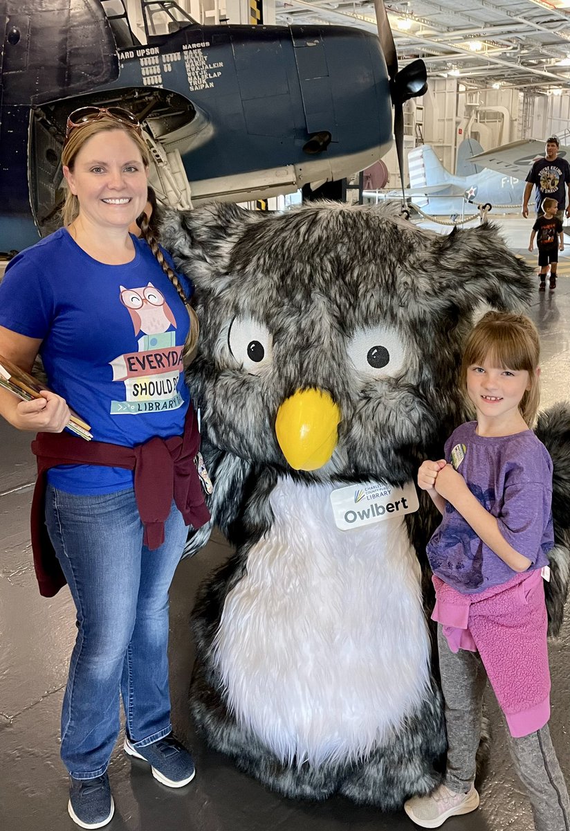 Happy Library Day from the #USSYorktown and @ChasCoLibrary! We are having a blast. 😁

#0wlsLoveBooks
#angeloakes