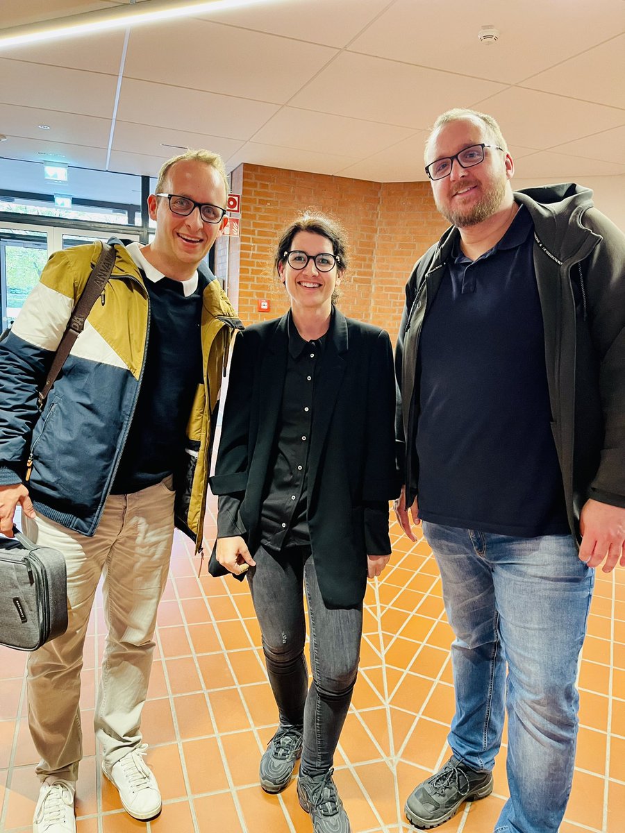 Hinter uns liegt eine wunderbare Tagung in Hamburg.
Das Netzwerk #twlz macht es möglich, dass <a href="/FlippedMathe/">Sebastian Schmidt - BY</a> und @Mister_Karedu uns an der <a href="/Bs06Hamburg/">BS06 Hamburg - Chemie, Biologie, Pharmazie, Agrar</a> besuchen und die Tagung sowas von bereichern…
Ein herzliches Dankeschön 💖.
#twlz_bb 
@wulff_wulff  <a href="/p_lehrerin/">Frau Strohkönig</a> <a href="/lauf_forrest73/">Christian Hoffmann</a>