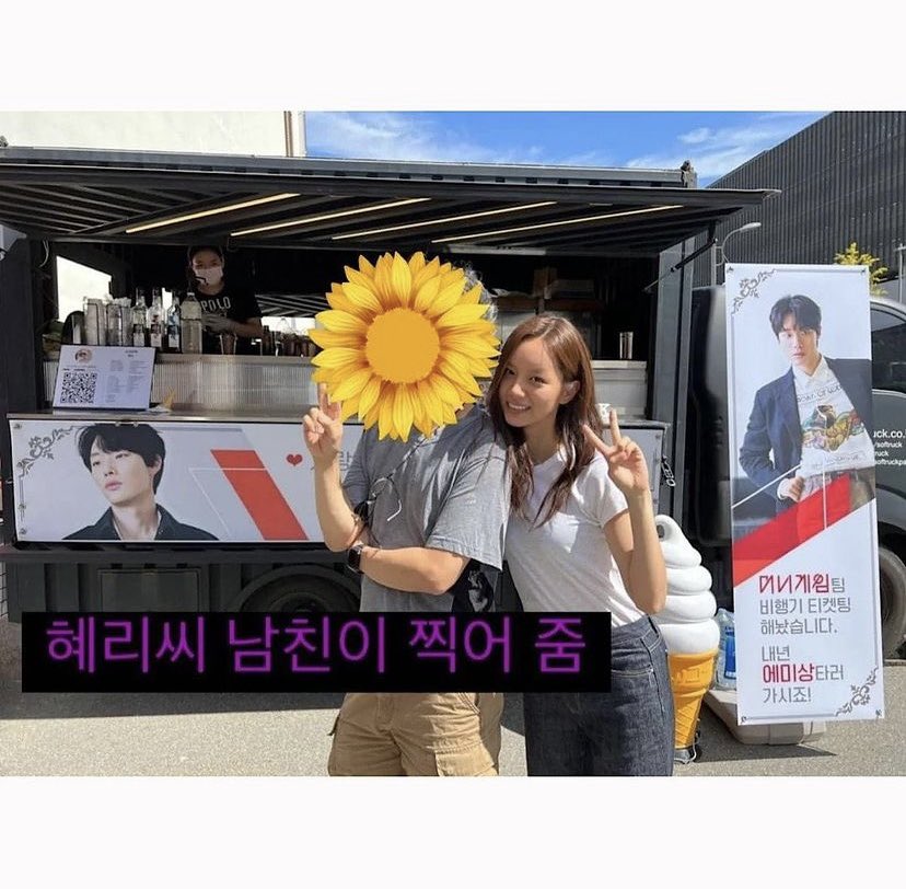 uyongiee's tweet photo. Hyeri sent a coffee truck and went to Ryu Junyeol drama set because tomorrow is his birthday awwww. And the banner was written from  No. 1 fan😭💜 My parents https://t.co/vNCYWb02QV