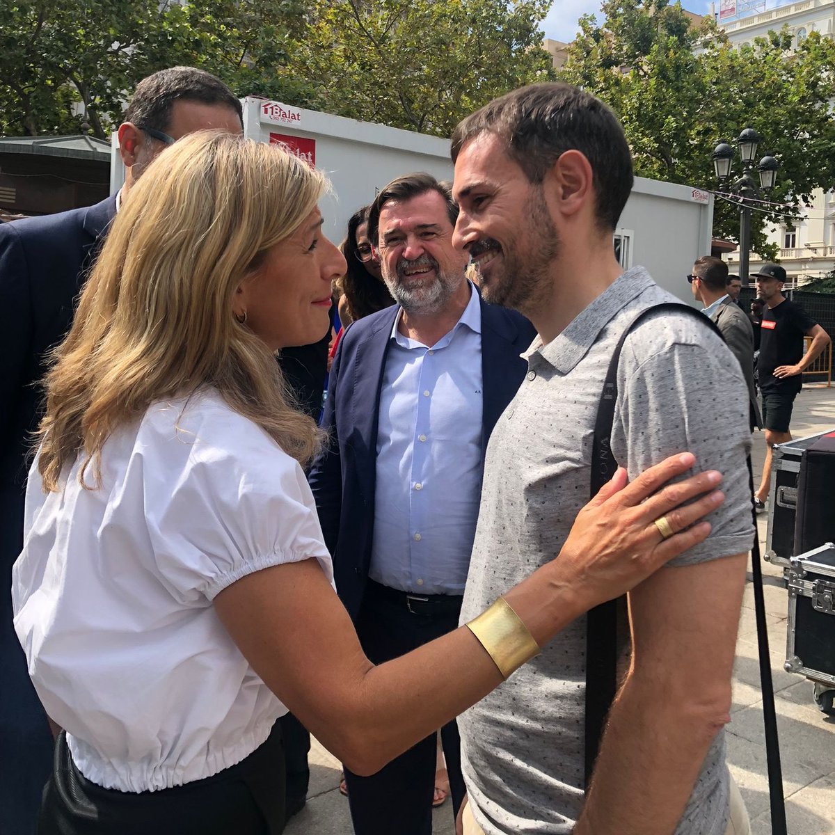 CompromisVLC's tweet photo. 🟠El vicealcalde de València, @sergicampillo_ , ha donat la benvinguda a #València a la vicepresidenta del Govern Espanyol, @Yolanda_Diaz_, que hui ha participat en un dels debats del #elDiarioesFestival que organitza @eldiarioes en la plaza de l'Ajuntament. https://t.co/Co2F6hMdZx