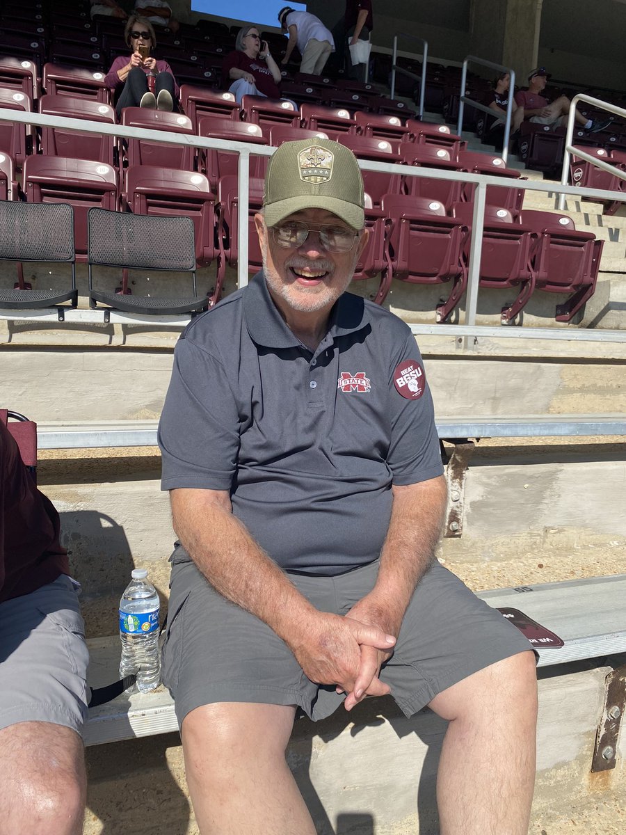 MidgeDavis2000's tweet photo. This Arkansas Fan looks great wearing a Mississippi State Shirt!  @MaroonMemories https://t.co/xIQC7Lr6Mi