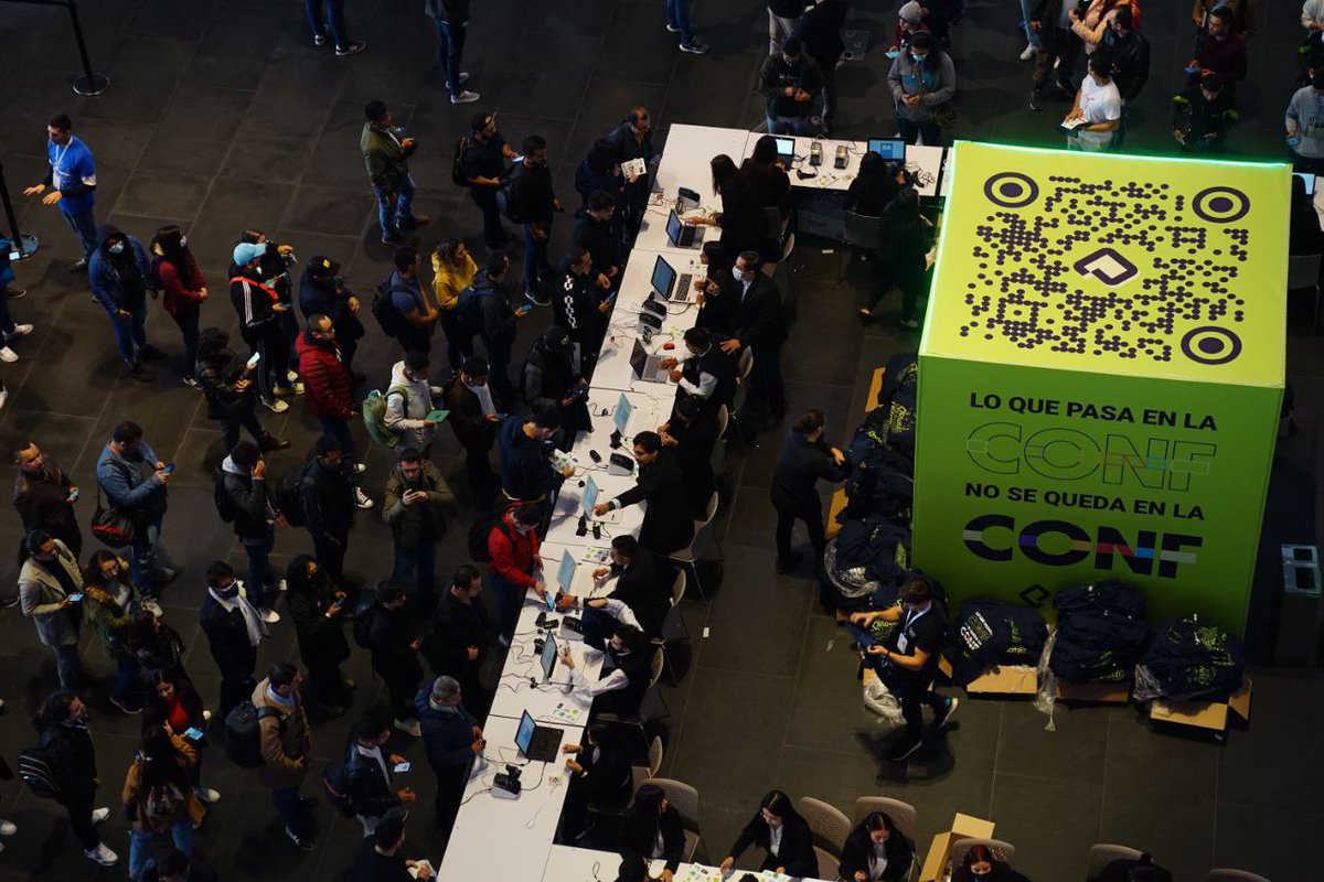 platzi's tweet photo. Todo el año nos hemos preparado para este momento 🔥

Hoy más de 5000 personas desde Bogotá y miles desde todo el mundo se reúnen en #PlatziConf 💚 https://t.co/FOo0TZnfQA