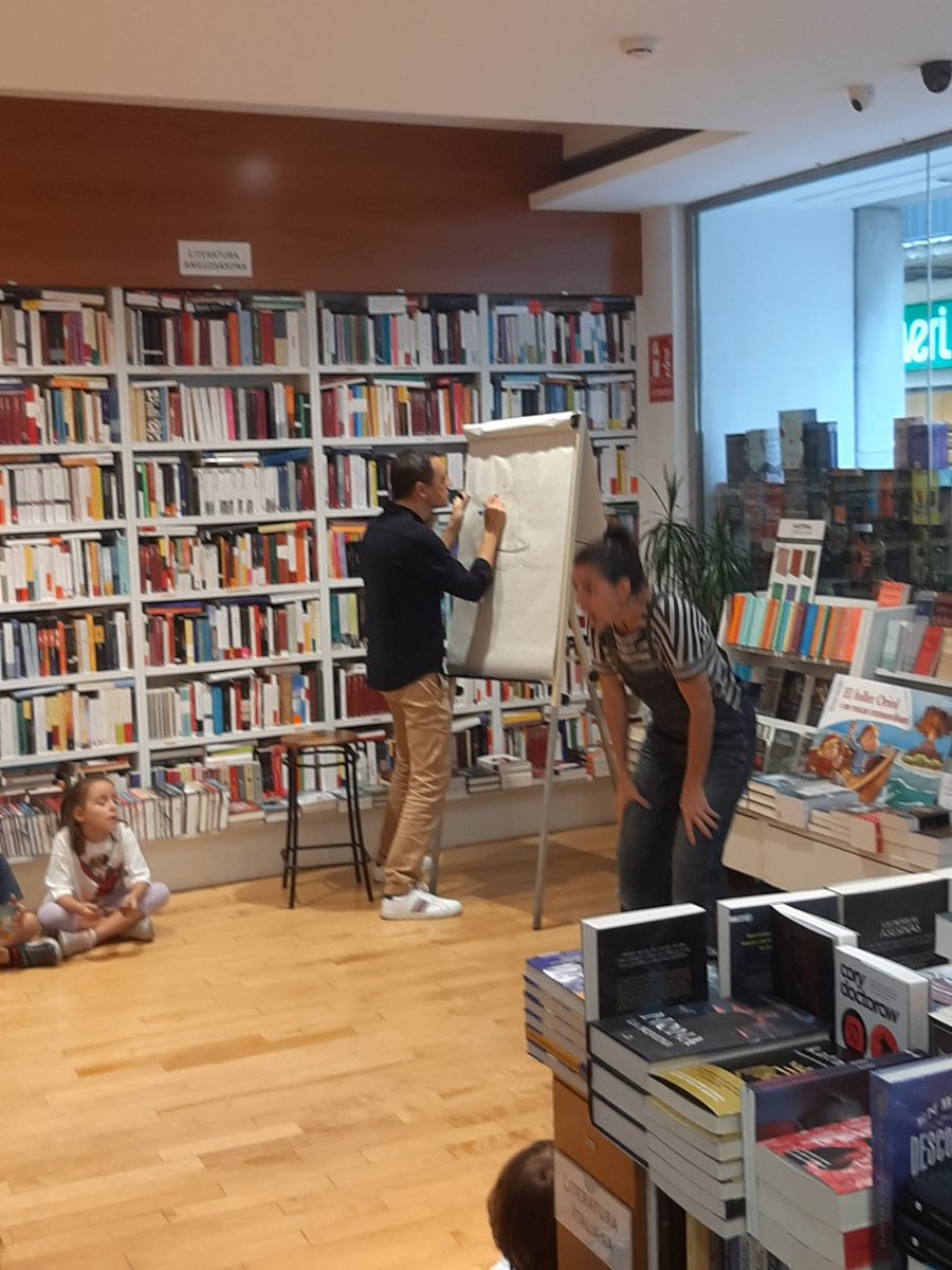 Matí espectacular de contes a <a href="/LaLlardelLlibre/">La Llar del Llibre</a> amb <a href="/artoscarsarda/">oscar sarda guardia</a> &amp; <a href="/NClemares/">NúriaClemares</a> presentant la nova aventura d'El Follet Oriol, 'El follet Oriol i un rescat extraordinari'.