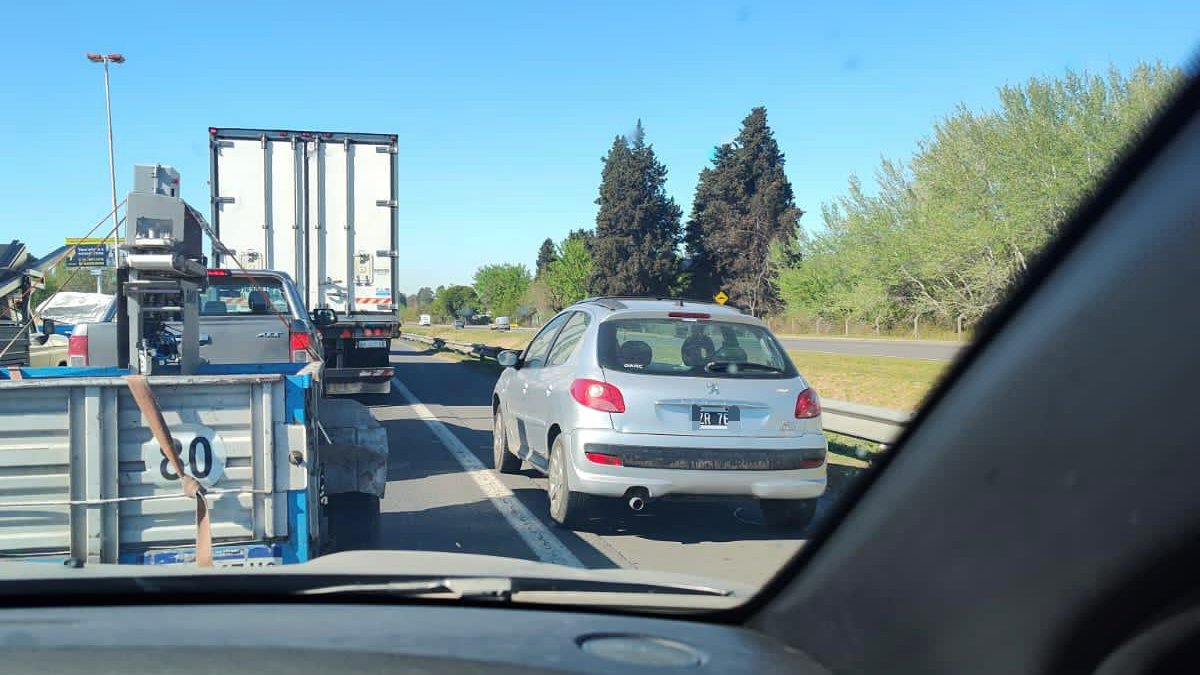 pmcarignano's tweet photo. #Banquineros | Todos estos conductores ya fueron multados gracias a la denuncia de un conductor que cumplió las normas, y de su acompañante, que sacó las fotos. No nos cansamos de repetirlo: la banquina no es un carril más. #SeguridadVial https://t.co/FJNCgLl1Lg