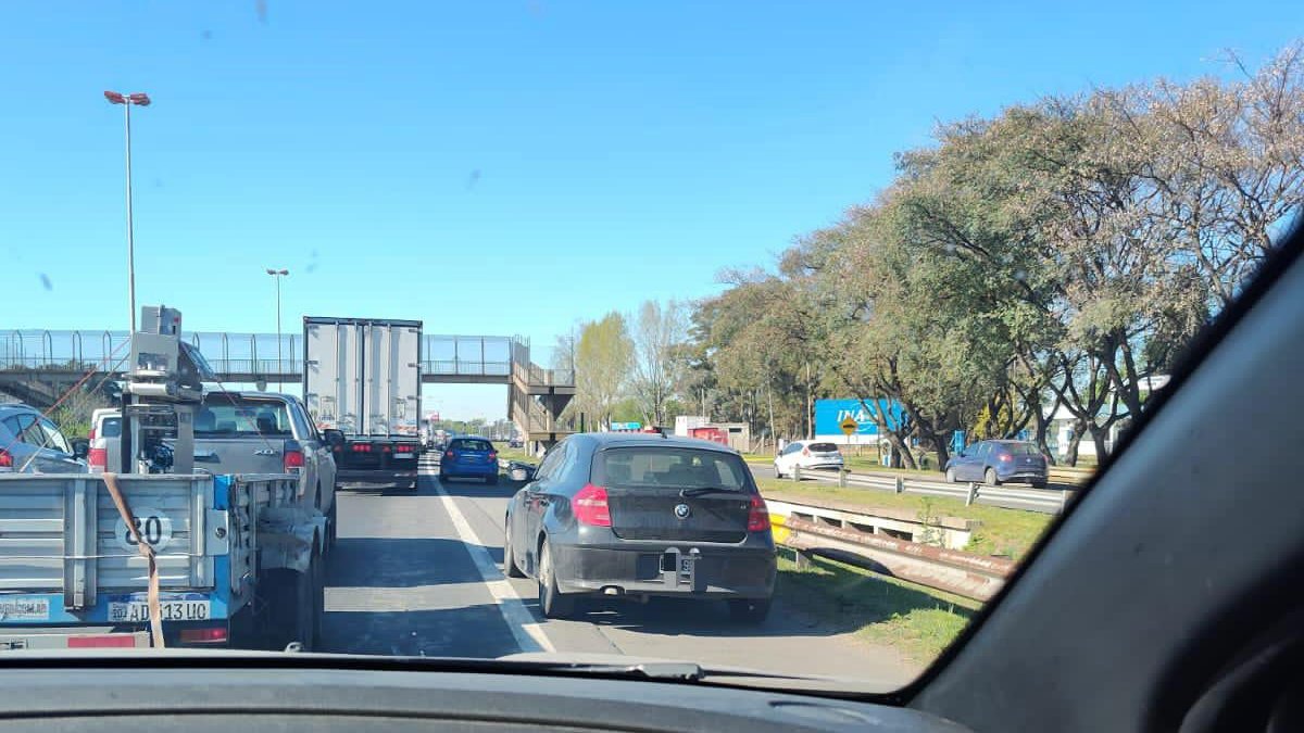 pmcarignano's tweet photo. #Banquineros | Todos estos conductores ya fueron multados gracias a la denuncia de un conductor que cumplió las normas, y de su acompañante, que sacó las fotos. No nos cansamos de repetirlo: la banquina no es un carril más. #SeguridadVial https://t.co/FJNCgLl1Lg