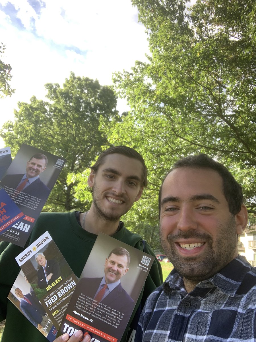 AGMiragliotta's tweet photo. The weather may be getting cooler but the Hunterdon Victory team still has to get their work in. Another beautiful morning hitting the ground running in Glen Gardner! Come join our team! Sign up here: https://t.co/C54aMtXx34 #LeadRight #GardenStatement #45daysleft #Victory https://t.co/rnO5RRBWol