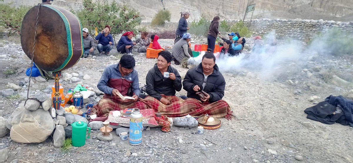 DewaApples's tweet photo. Sang Pūjā before the start of the apple harvest this year (2022) #DewaApples #organicapples #Nepal #MustangApples #Himalayas https://t.co/dNShX5h8y6