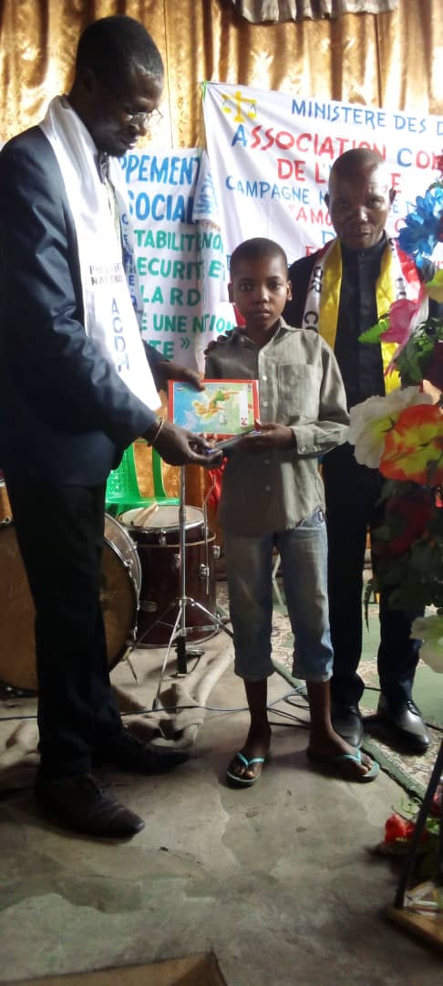 KabaseleMbombo's tweet photo. Lors de distribution des fournitures scolaires aux enfants orphelins à Kimbanseke par le Président National, coordonnateur national, Responsable et Inspecteur en chef Maître Mbombo kabasele Robert le philanthrope samedi dernier et les images vous en disent plus https://t.co/7NbioNMVrk