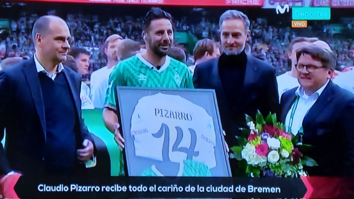 Carleoni_Calin's tweet photo. #DespedidaPizarro #GraciasC14udio #ClaudioPizarro #CP14 Reconocimiento al más exitoso jugador peruano en la historia 💪 https://t.co/cQ9iuFLtcb