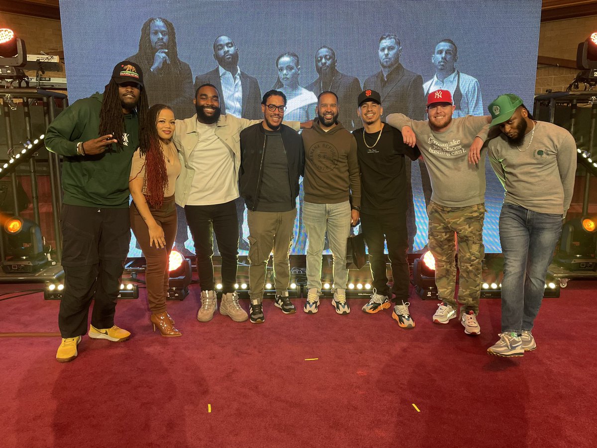 Mrafigueroa79's tweet photo. Huge shoutout to #PIA crew for an unforgettable experience at the NYC stop of the #PIATOUR it was a pleasure to meet the performers and hear their testimonies. Huge thank you to @Iam_AWard for his help/time #itsoktonotbeok @EverythingLoso @StreetHymns https://t.co/bTwURWIQxc