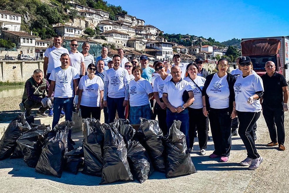dpshtrr's tweet photo. Fundjavën e shkuar nuk na lanë kushtet atmosferike, por ne nuk dorëzohemi lehtë! Sëbashku me vullnetarët e @GreenCityAlb @LetsDoItAlbania u organizuam edhe më fuqishëm këtë 24 Shtator, për një mision fisnik që na bën krenar e që i detyrohemi vetes, shoqërisë dhe fëmijëve tanë! 🥰 https://t.co/tnr3T8ZgaW