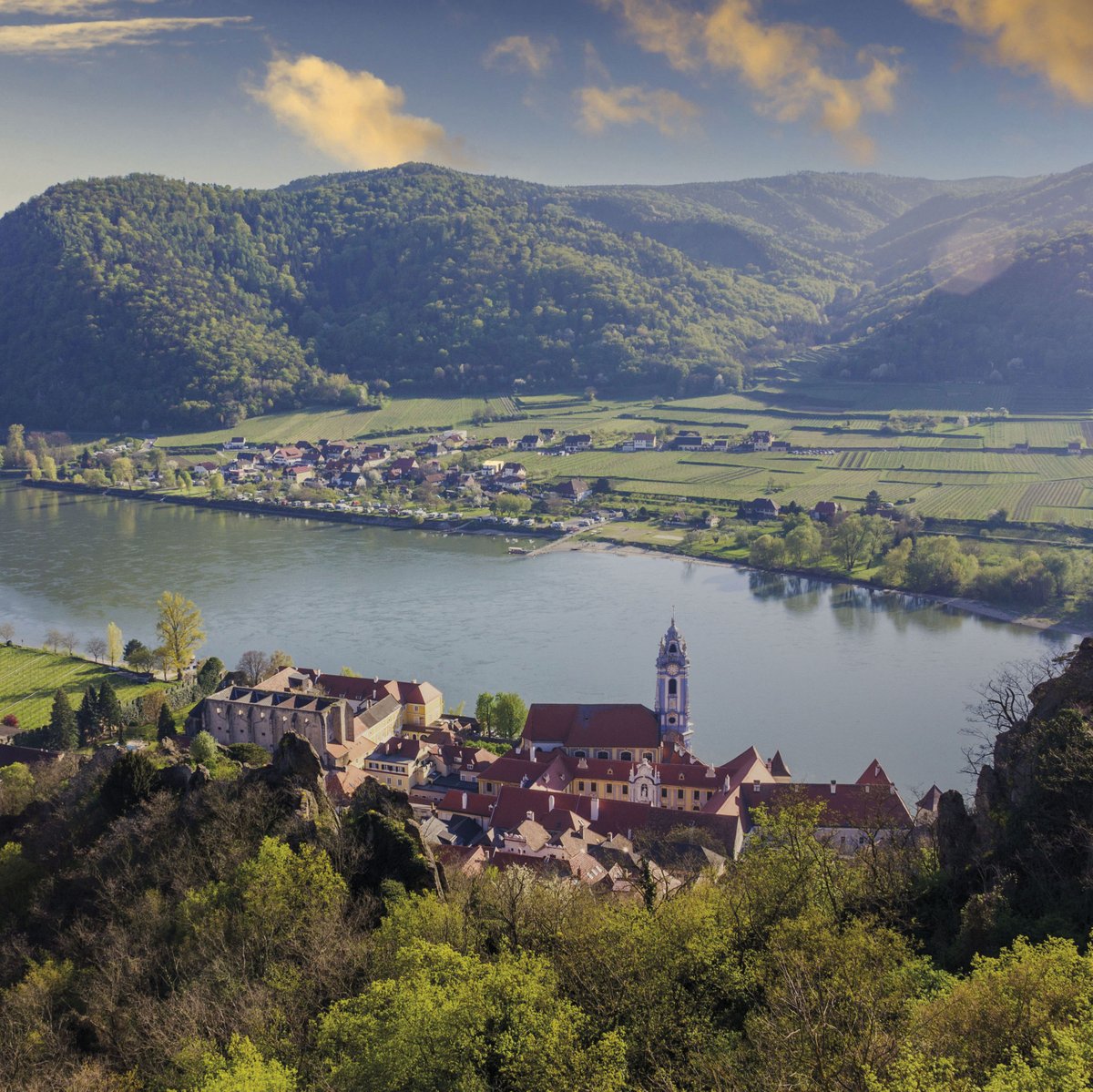 Emerald_Cruises's tweet photo. Visit the picturesque town Dürnstein on a cruise along the Danube, located in the Wachau Valley. Well known and regarded for its wine, it's also home to the historic Dürnstein Castle, originally constructed in the 12th century at the behest of Hadmar I of Kuenring. https://t.co/TuyzP2lkn8