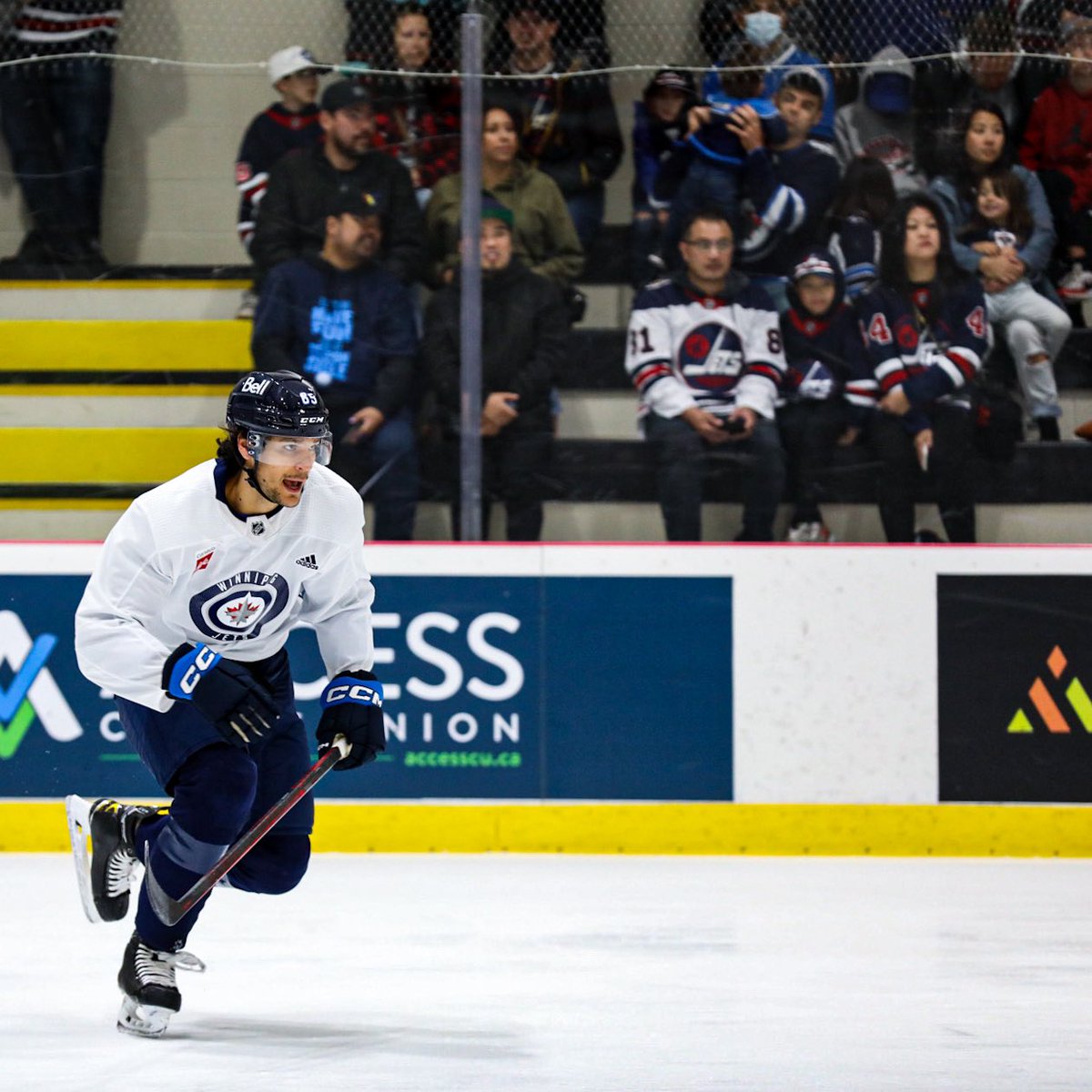NHLJets's tweet photo. Camp day 3οΈβ£ β #JetsFanFest π https://t.co/GzDlWO6qbb