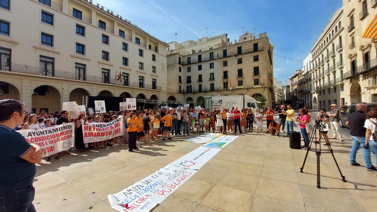 L'educació pública alacantina es defensa✊

Perquè la democràcia es juga el seu futur a l'educació pública, ja que és l'eina que garanteix la igualtat d'oportunitats.

El PP busca empobrir-la per a aconseguir desviar alumnat, i per tant el negoci, a la privada.

No ho consentirem