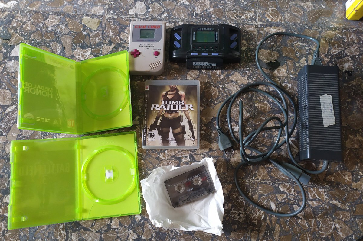 Reizan3's tweet photo. #thriftingsaturday this is my haul from the flea market for today!
2 360 boxes, ps3 game, 360 power supply, barcode battler (working) and THE FRICKING GAME CHILD with a battery expired in 97! Need to fix that tho!
Oh and i found a cassette on the floor
#retrogame #gamechild https://t.co/7XWQYsAMbE