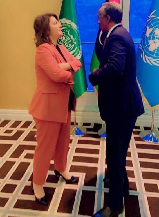 هو يغنيلها . يا البرتقالة .. تي رارارا 
وهي تغنيله . عاشقة الاسمراني صادني و ناداني .
🔸️سيتم القبض عليها بمجرد نزولها في مطار معيتيقة