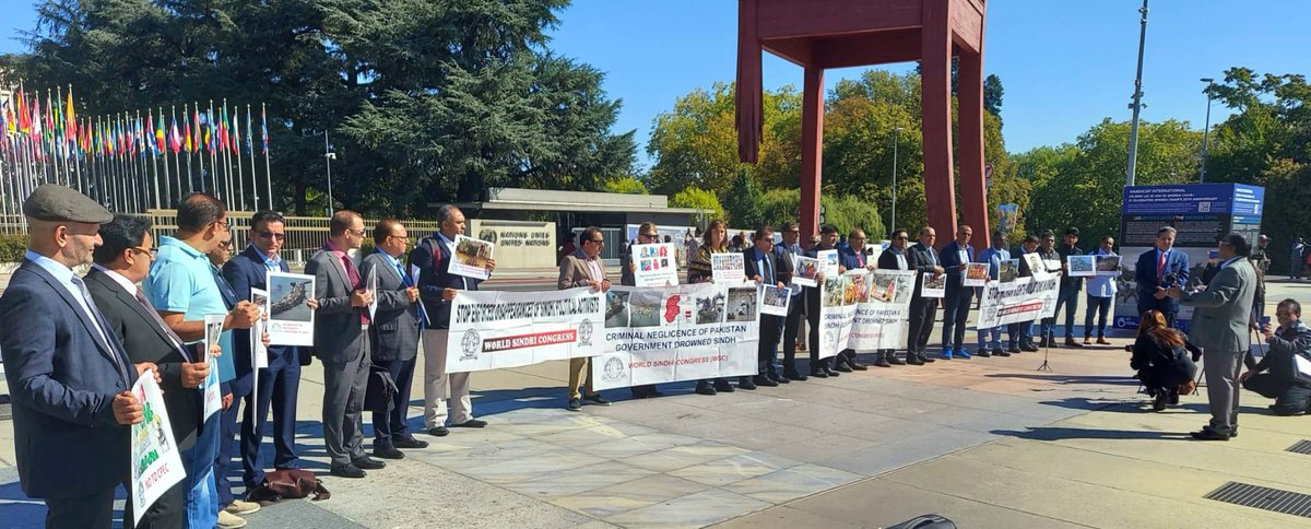 sindhicongress's tweet photo. #WSC protest in front of #UN #Genva against deliberately inflicted floods on #Sindhi people
 ڪانگريس پاران جينوا ۾  گڏيل قومن   اڳيان سنڌي ماڻهن تي هٿرارادو مڙھيل ٻوڏن خلاف 
احتجاج
#SindhFloods2022 
#SindhDisasterReliefCampaign 
#sindh https://t.co/cuzXxUXCWh