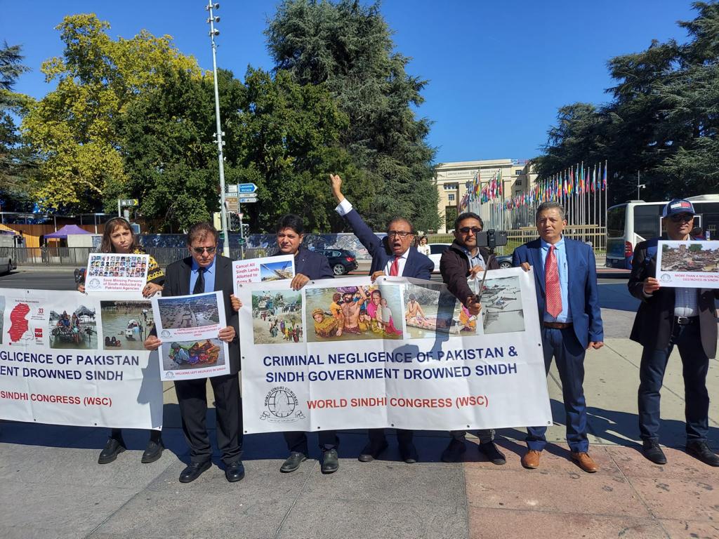 sindhicongress's tweet photo. #WSC protest in front of #UN #Genva against deliberately inflicted floods on #Sindhi people
 ڪانگريس پاران جينوا ۾  گڏيل قومن   اڳيان سنڌي ماڻهن تي هٿرارادو مڙھيل ٻوڏن خلاف 
احتجاج
#SindhFloods2022 
#SindhDisasterReliefCampaign 
#sindh https://t.co/cuzXxUXCWh