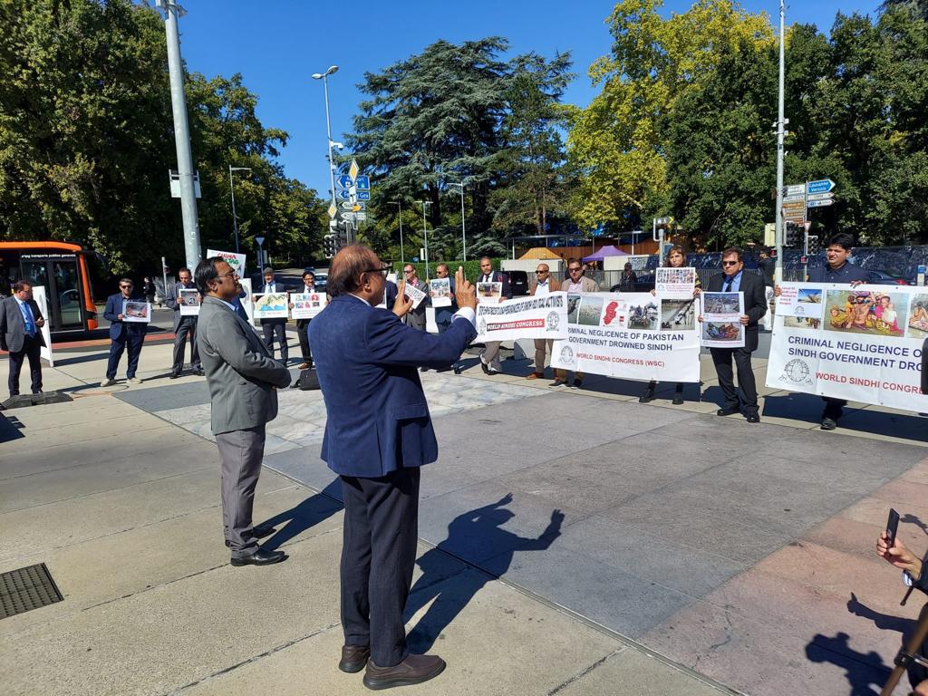 sindhicongress's tweet photo. #WSC protest in front of #UN #Genva against deliberately inflicted floods on #Sindhi people
 ڪانگريس پاران جينوا ۾  گڏيل قومن   اڳيان سنڌي ماڻهن تي هٿرارادو مڙھيل ٻوڏن خلاف 
احتجاج
#SindhFloods2022 
#SindhDisasterReliefCampaign 
#sindh https://t.co/cuzXxUXCWh
