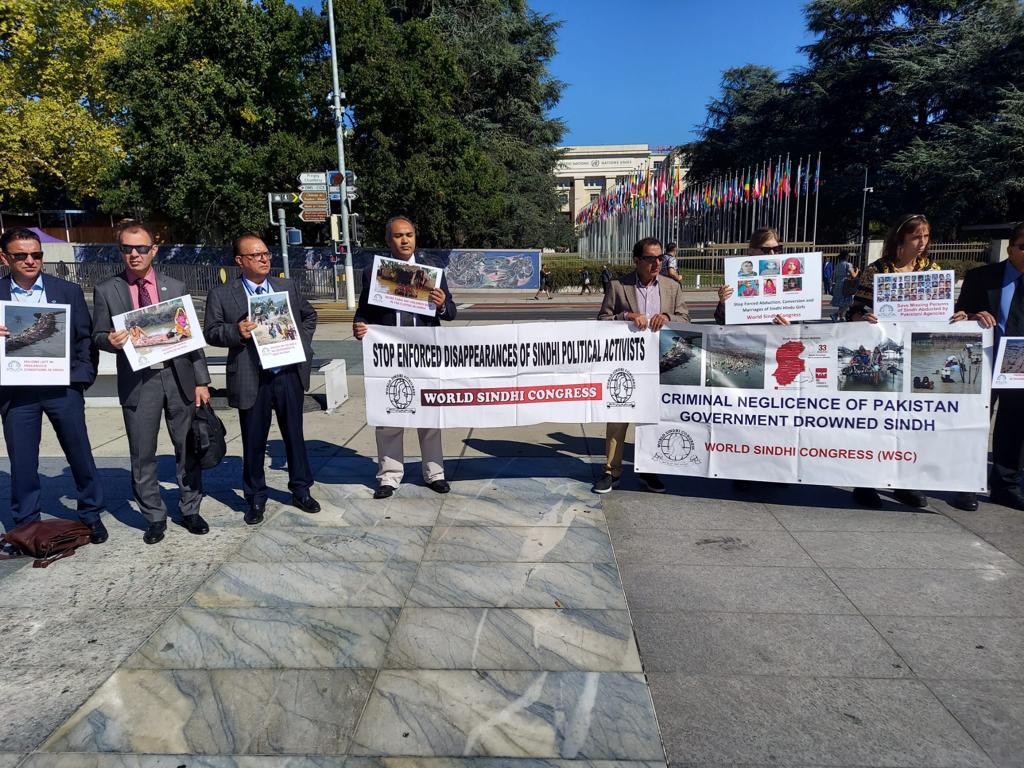 sindhicongress's tweet photo. #WSC protest in front of #UN #Genva against deliberately inflicted floods on #Sindhi people
 ڪانگريس پاران جينوا ۾  گڏيل قومن   اڳيان سنڌي ماڻهن تي هٿرارادو مڙھيل ٻوڏن خلاف 
احتجاج
#SindhFloods2022 
#SindhDisasterReliefCampaign 
#sindh https://t.co/cuzXxUXCWh