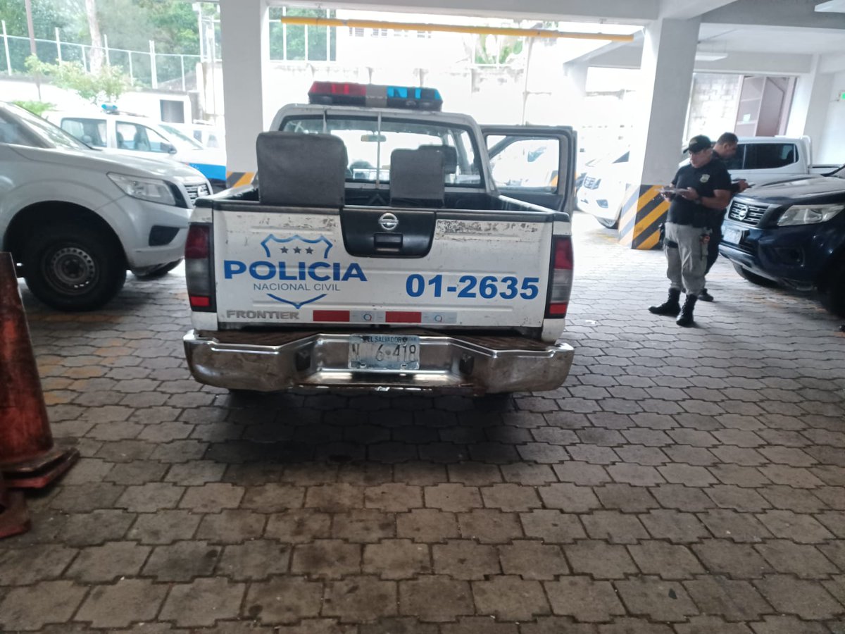 Jbeltranluna_'s tweet photo. POLICÍAS ROBANDO Y CON DROGA
Ayer los agentes Marvin R.Z. y José S.G. fueron denunciados por robar $106 con todo y billetera, en calle 5 de Noviembre, S-S. Al ser registrados les hallaron la cartera, el dinero más 18 porciones de marihuana y 82 de crack, según fuentes policiales https://t.co/ZkXIU3JUt9